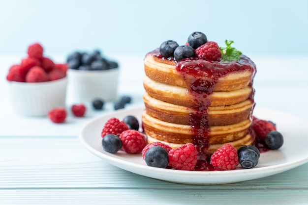 crêpe aux framboises et aux bleuets