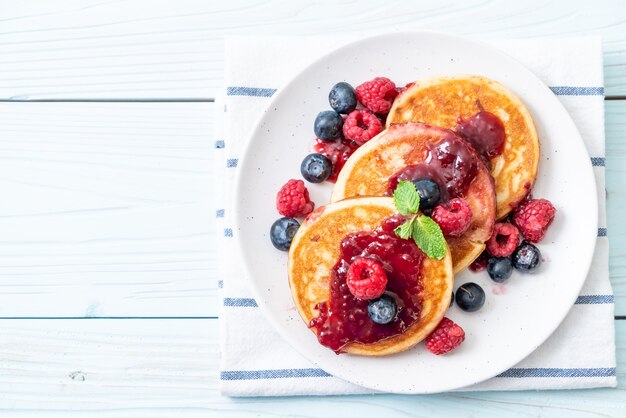 crêpe aux framboises et aux bleuets