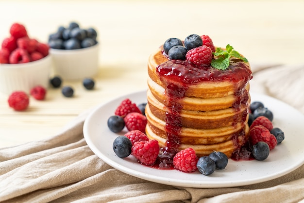 crêpe aux framboises et aux myrtilles