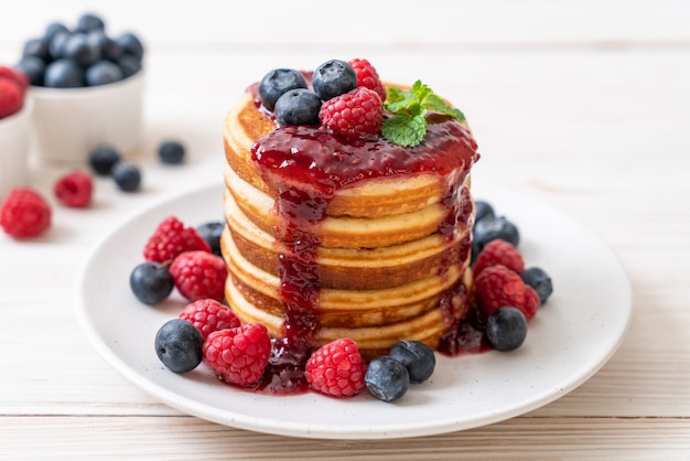 crêpe aux framboises et aux myrtilles