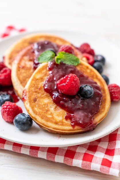 crêpe aux framboises et aux myrtilles