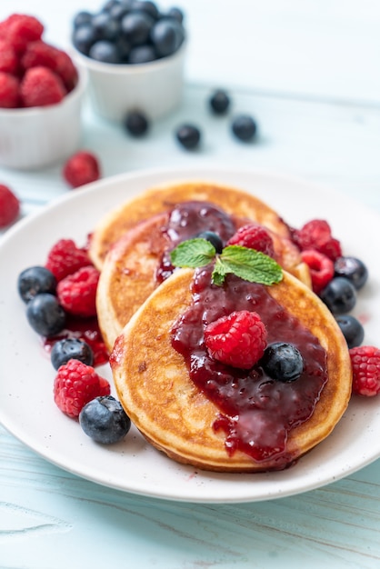 crêpe aux framboises et aux myrtilles