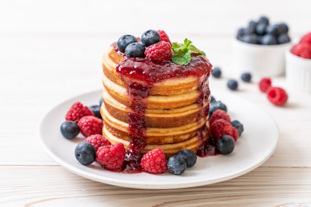 crêpe aux framboises et aux myrtilles