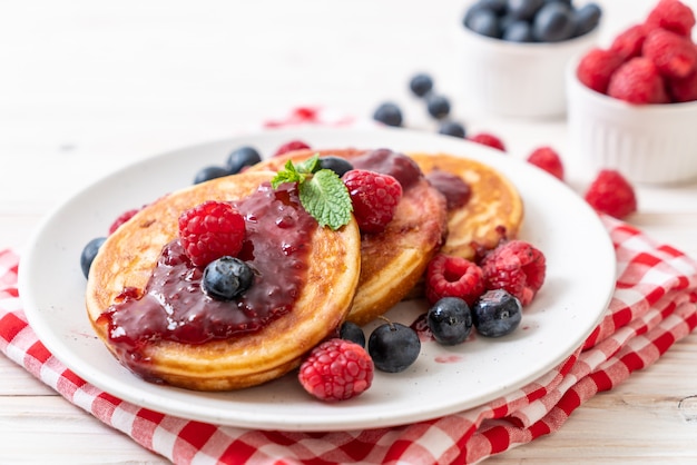 crêpe aux framboises et aux myrtilles