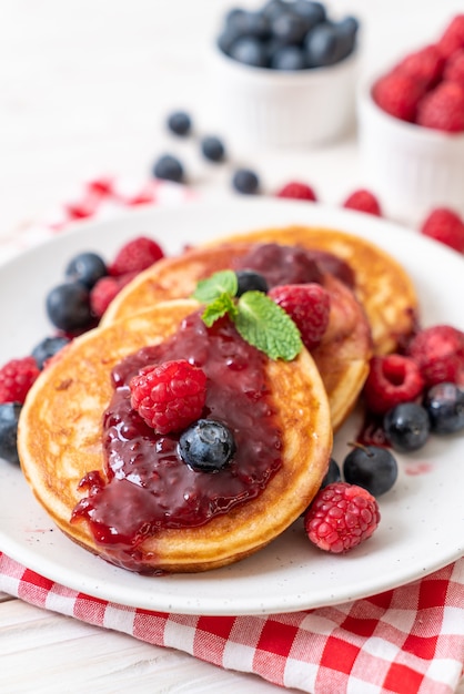 crêpe aux framboises et aux myrtilles