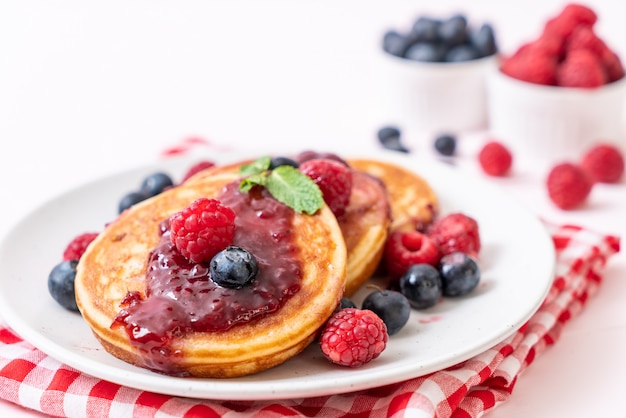 crêpe aux framboises et aux myrtilles