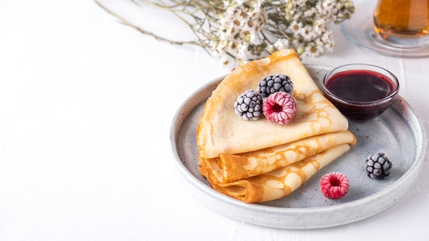 Crêpe aux fruits rouges sur une assiette