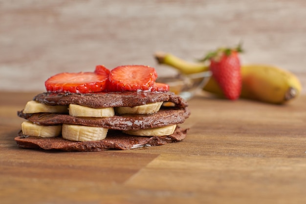 Crêpe aux fruits sains avec des ingrédients