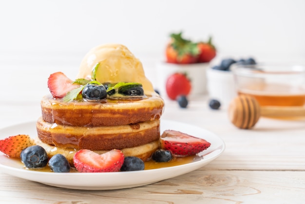 crêpe aux myrtilles, fraises, glace au miel et à la vanille