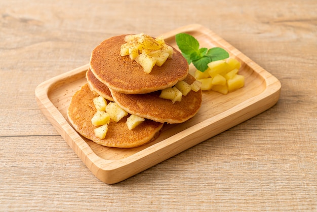 crêpe aux pommes ou crêpe aux pommes avec cannelle en poudre