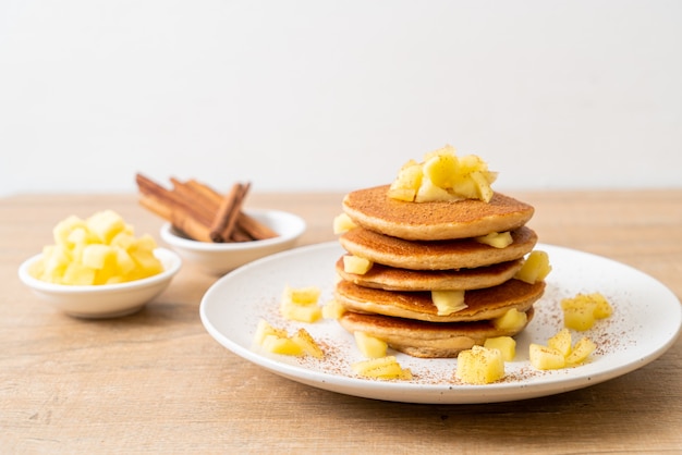 crêpe aux pommes ou crêpe aux pommes avec cannelle en poudre