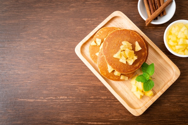 crêpe aux pommes ou crêpe aux pommes avec cannelle en poudre