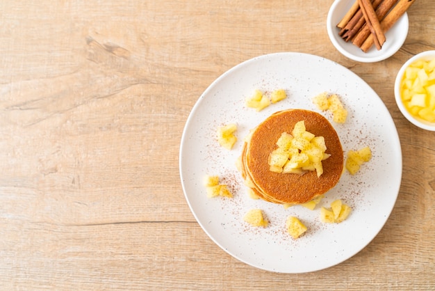 Photo crêpe aux pommes ou crêpe aux pommes avec cannelle en poudre