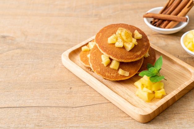 crêpe aux pommes ou crêpe aux pommes avec cannelle en poudre