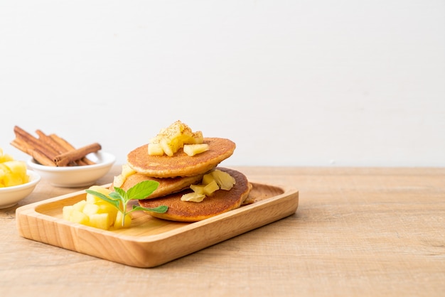 crêpe aux pommes ou crêpe aux pommes avec de la cannelle en poudre