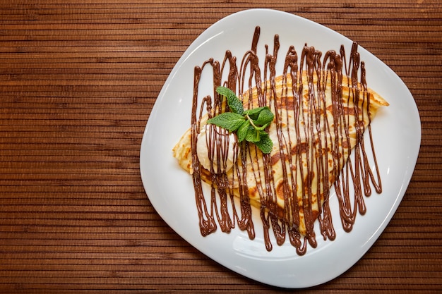 Crêpe avec une boule de glace et chocolat