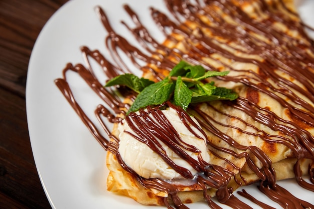 Crêpe avec une boule de glace et chocolat