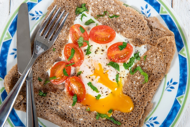 Crêpe bretonne aux oeufs et tomates