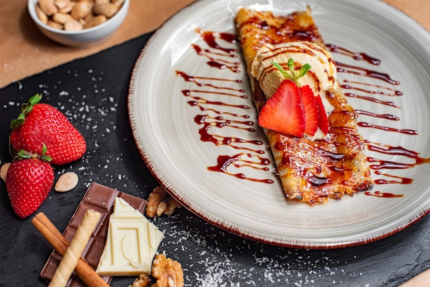 Crêpe caramélisée avec glace et fraises