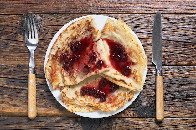 Crêpe avec confiture et couverts