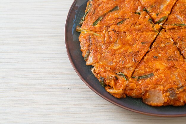 Crêpe coréenne au kimchi ou kimchijeon - œuf mélangé frit, kimchi et farine - style de cuisine coréenne