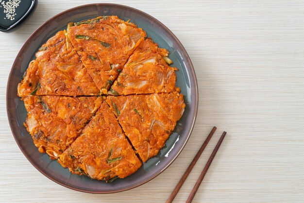 Crêpe coréenne au kimchi ou kimchijeon - œuf mélangé frit, kimchi et farine - style de cuisine coréenne