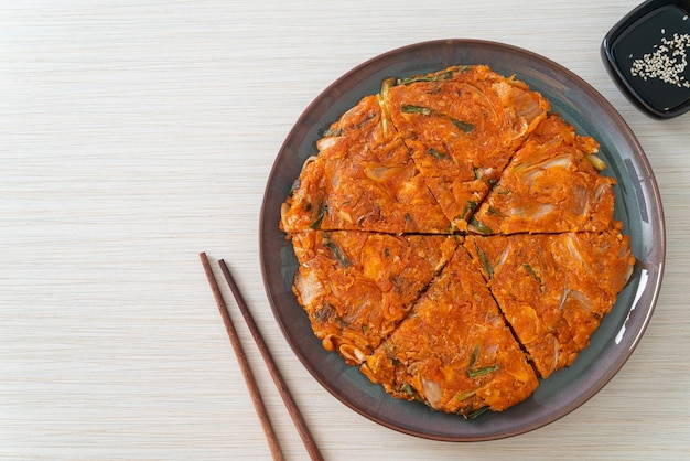 Crêpe coréenne au kimchi ou kimchijeon - œuf mélangé frit, kimchi et farine - style de cuisine coréenne