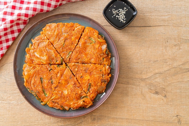 Crêpe coréenne au kimchi ou kimchijeon - œuf mélangé frit, kimchi et farine - style de cuisine coréenne