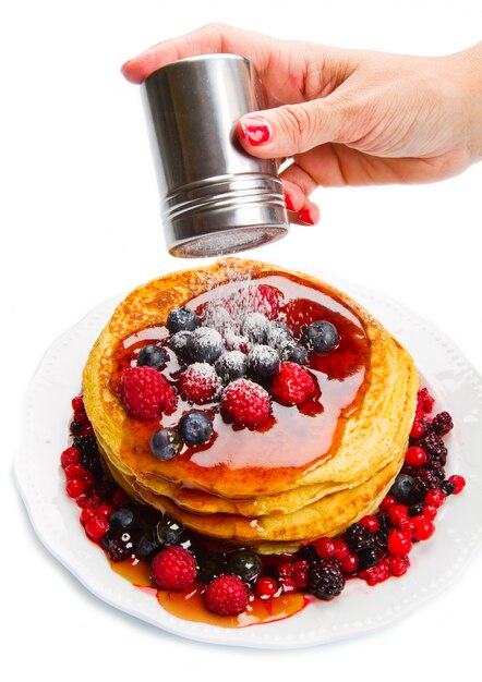 Crêpe Deliciuos avec des fruits frais sur blanc