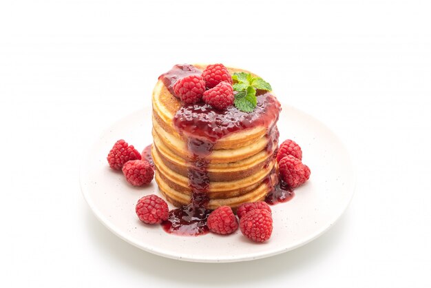 crêpe avec framboises fraîches et sauce aux framboises