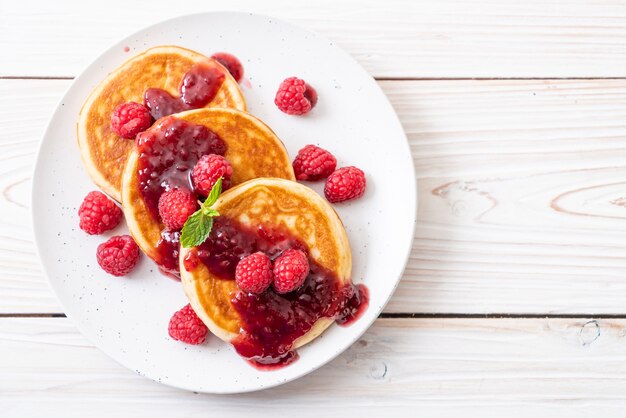 crêpe avec framboises fraîches et sauce aux framboises