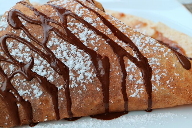 Crêpe à la française au chocolat avec sucre glace