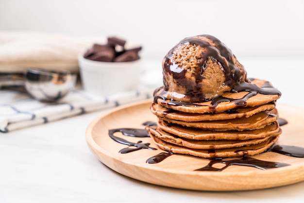 crêpe avec glace au chocolat