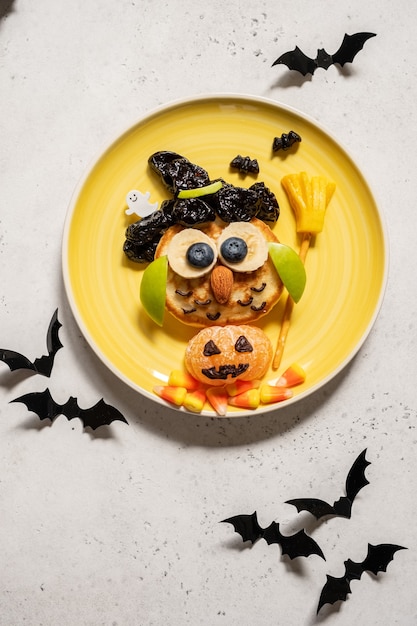 Crêpe de hibou aux fruits pour le petit-déjeuner des enfants à l'Halloween