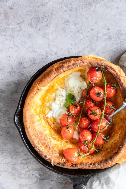 Crêpe hollandaise savoureuse avec tomates rôties, mozzarella et feuilles de salade Cuisine danoise