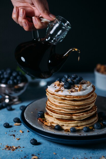 Crêpe moelleuse maison aux myrtilles sur le dessus