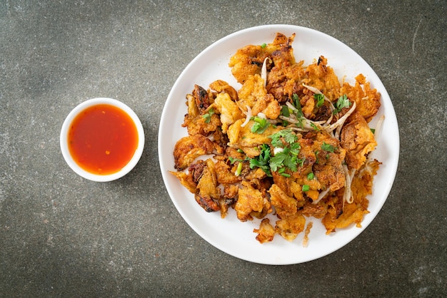 Crêpe de moules frites croustillantes avec oeuf - style street food thaï