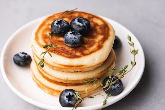 crêpe avec de la nourriture de baies bleues