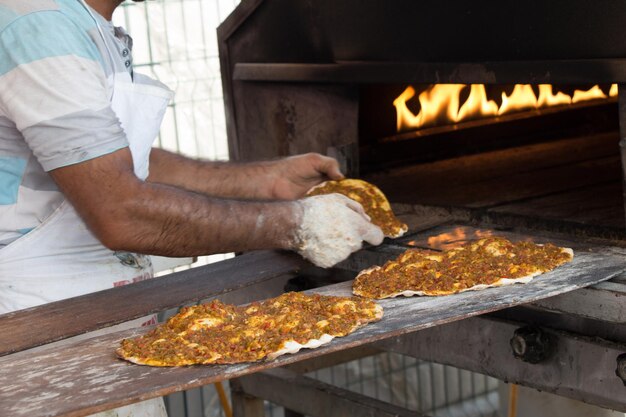 Photo crêpe de pizza turque lahmacun avec garniture de viande