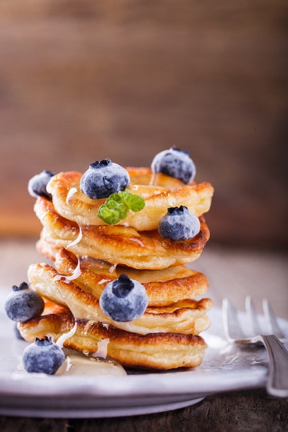 Crêpe pliée pile de miel liquide et bleuets frais