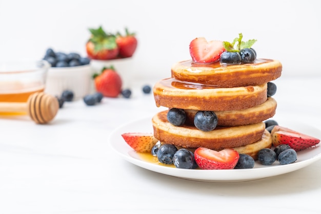 crêpe soufflé aux myrtilles fraîches, fraises fraîches et miel