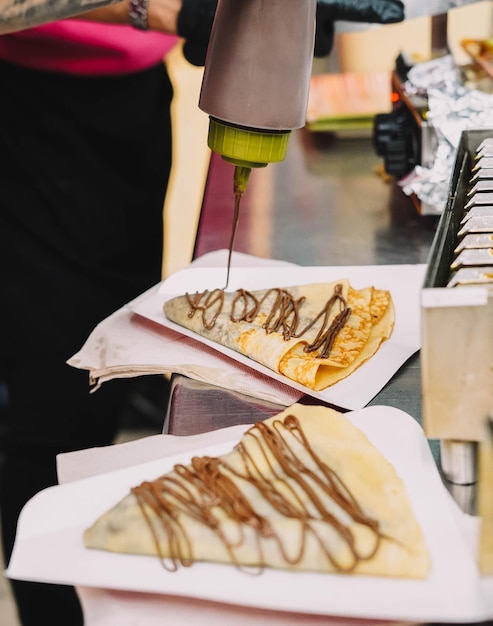 Crêpe sucrée réalisée dans une crêpière à disque professionnelle.