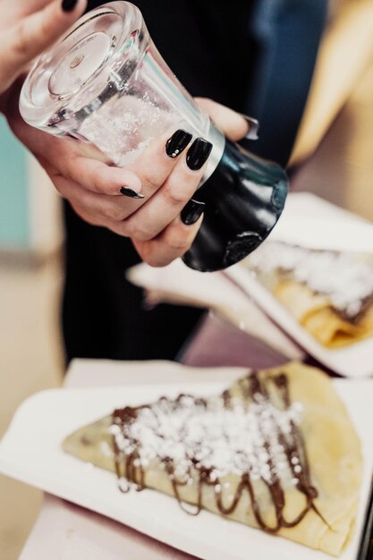 Crêpe sucrée réalisée dans une crêpière à disque professionnelle.