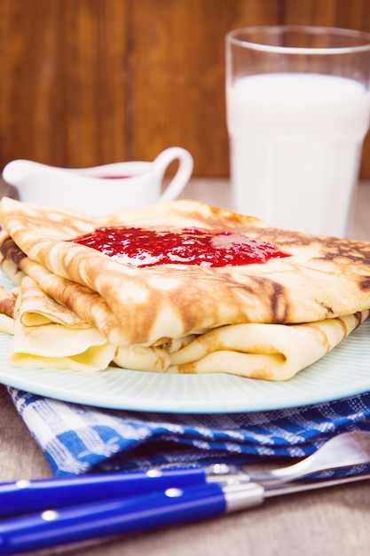 Photo crêpe traditionnelle sur plaque