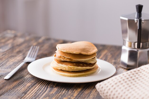 Crêpes américaines faites maison. Petit-déjeuner sain le matin. Style rustique