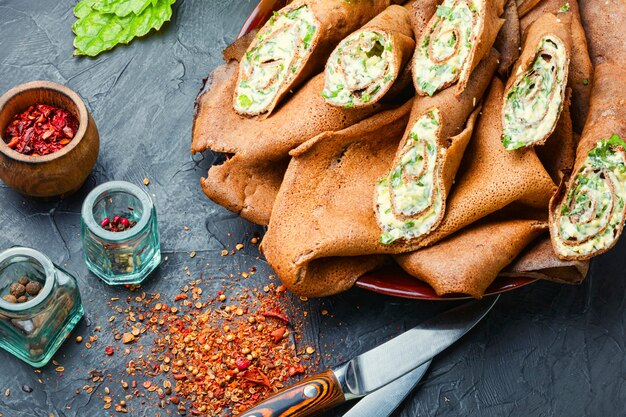 Crêpes appétissantes au foie farcies aux herbes, au fromage, à l'ail et à la mayonnaise.Crêpes à la viande.