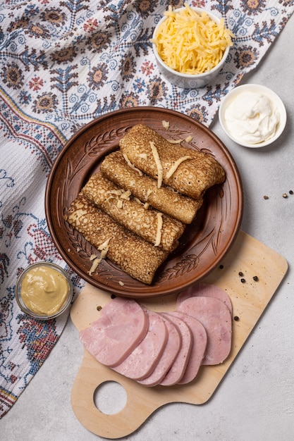 Crêpes sur une assiette avec jambon et fromage