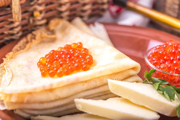 Crêpes au caviar rouge et beurre.