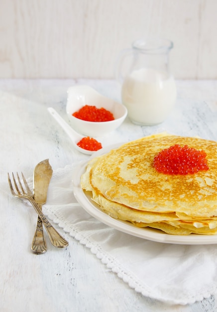 Crêpes au caviar rouge sur fond blanc