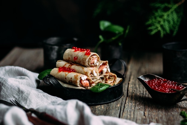 Crêpes au caviar rouge et saumon dans une assiette. Vacances à Maslenitsa